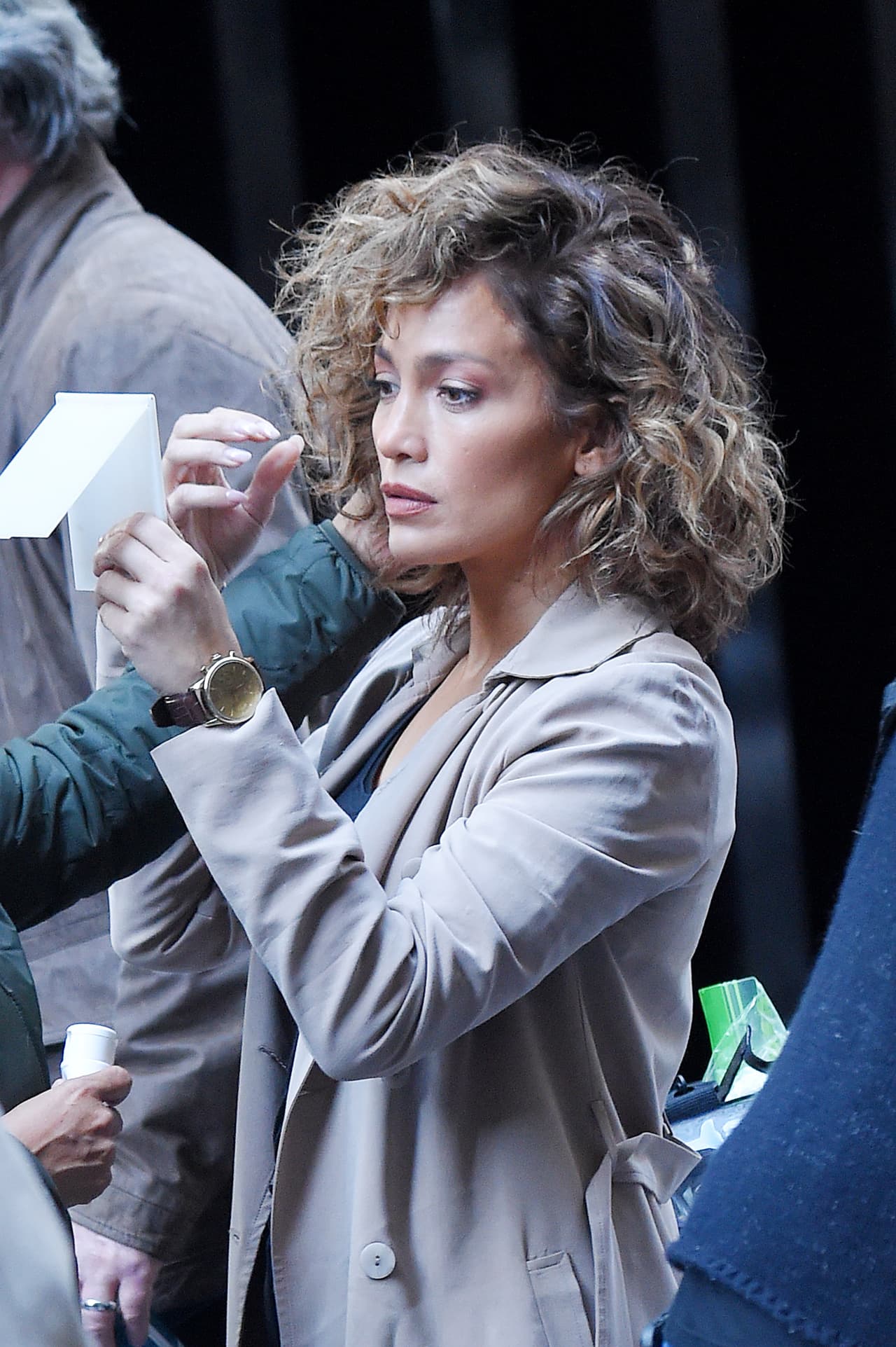 Ya mejor se puso a revisar su maquillaje.