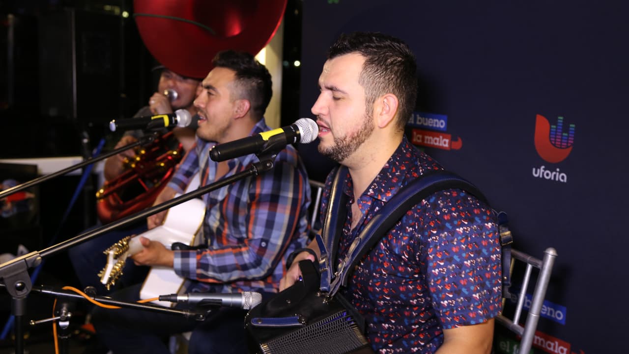 Raúl 'El Pelón', Carla Medrano y El Feo premiaron a sus oyentes con una noche inolvidable al lado de Calibre 50 en un bote privado.