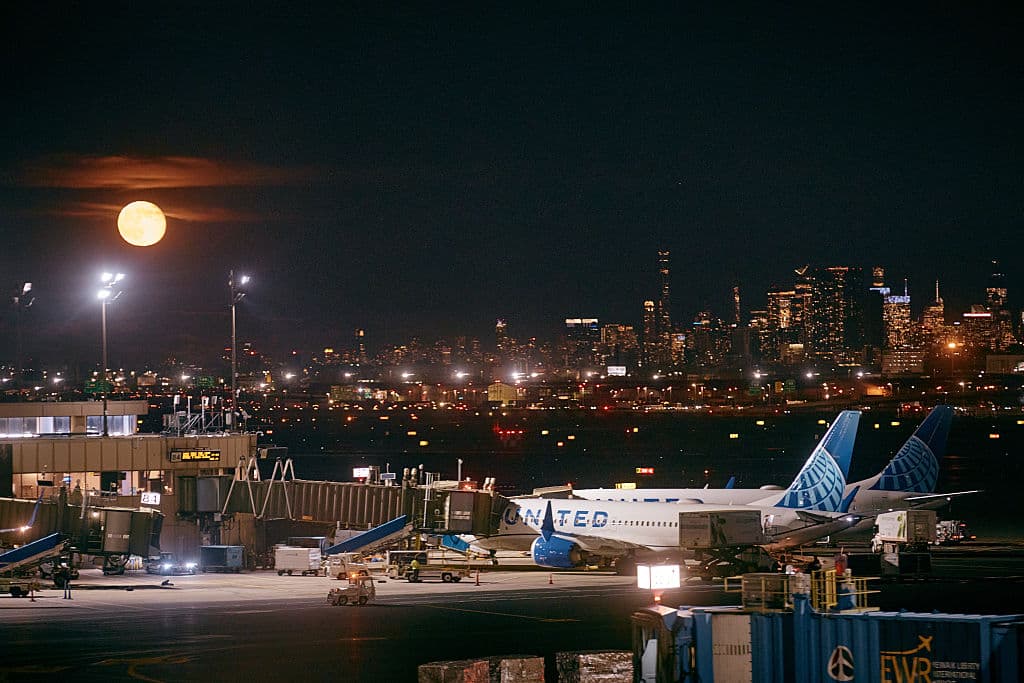 Retrasos de hasta 2 horas y 40 minutos por cierre federal en el Aeropuerto de Newark 