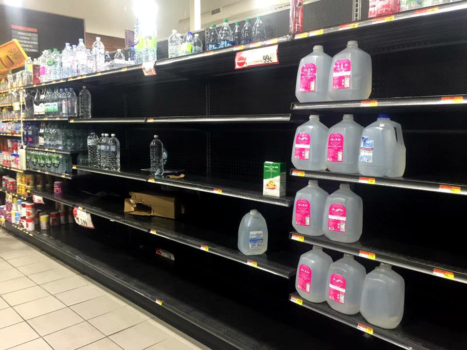 Puertorriqueños acuden a supermercados para prepararse ante el paso de Irma