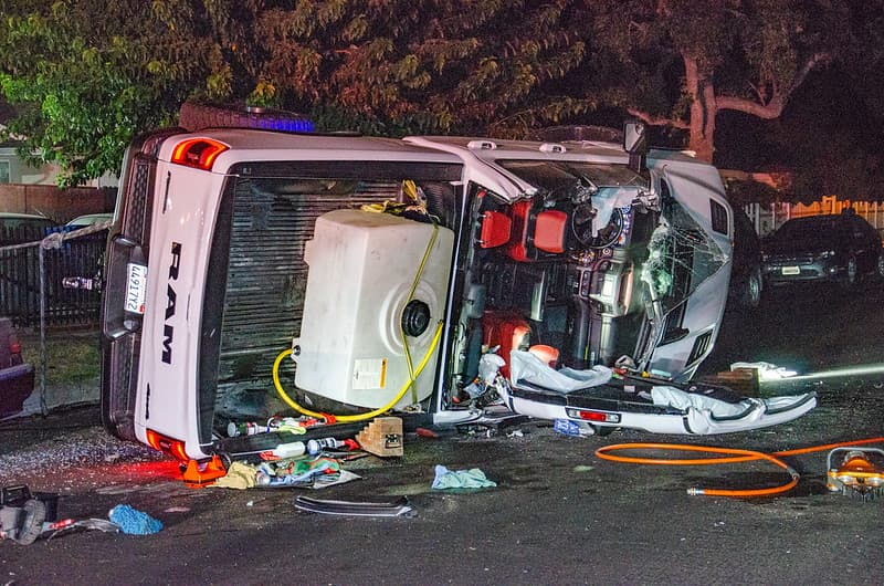 Paramédicos del LAFD respondieron a la escena y transportaron a la víctima a un hospital local.