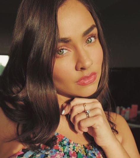 Al ser cuestionada por cuál ha sido la mayor enseñanza que ha recibido por parte de Angelique Boyer, Martín puntualizó: "El respeto al set y a nuestra profesión".