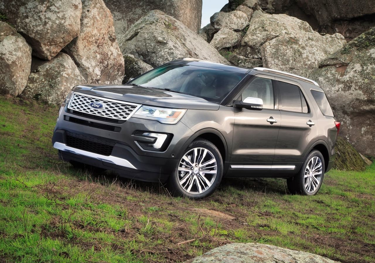 <h3 class="cms-H3-H3"><b>4 - Ford Explorer</b></h3>
<br>
<br>
<b>Compañías de alquiler:</b> -3.8%
<br>
<b>Concesionarios virtuales:</b> +0.5%
<br>
<b>Concesionarios tradicionales: </b>-0.4%
<br>
<br>
<b>Lugar con el mejor precio:</b> compañías de alquiler