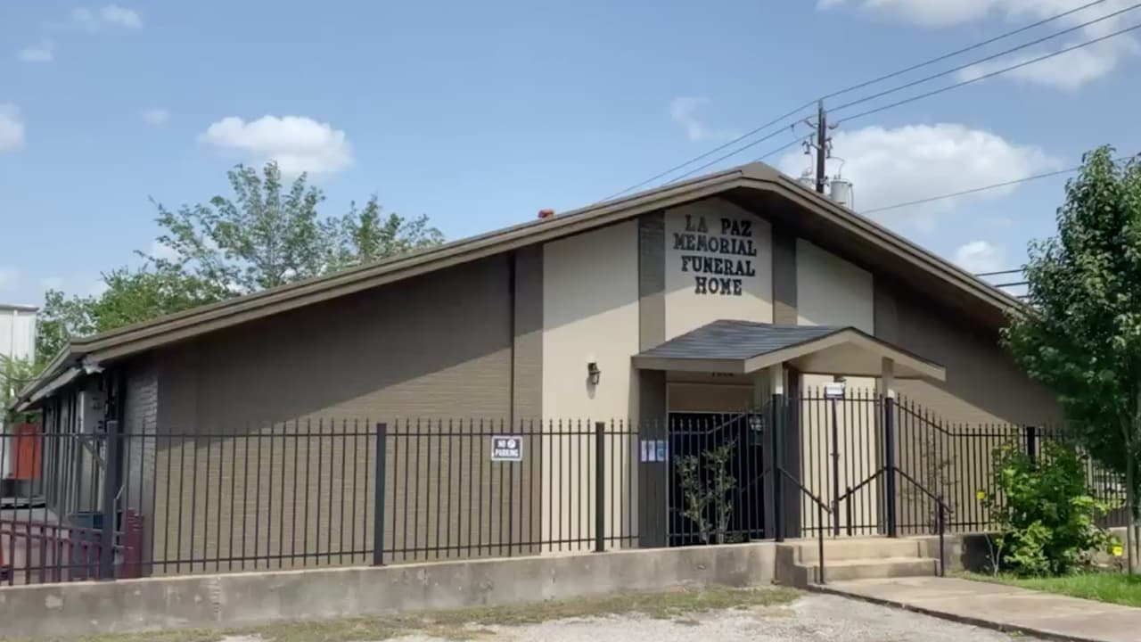 Mayela Oyervides vocera de la funeraria La Paz, dijo a Univision 45 que ha aumentado la 
<b><a href="https://www.univision.com/local/houston-kxln/houston-registra-el-mayor-numero-de-muertos-por-coronavirus-en-un-dia">demanda de servicios</a></b> en las últimas semanas.