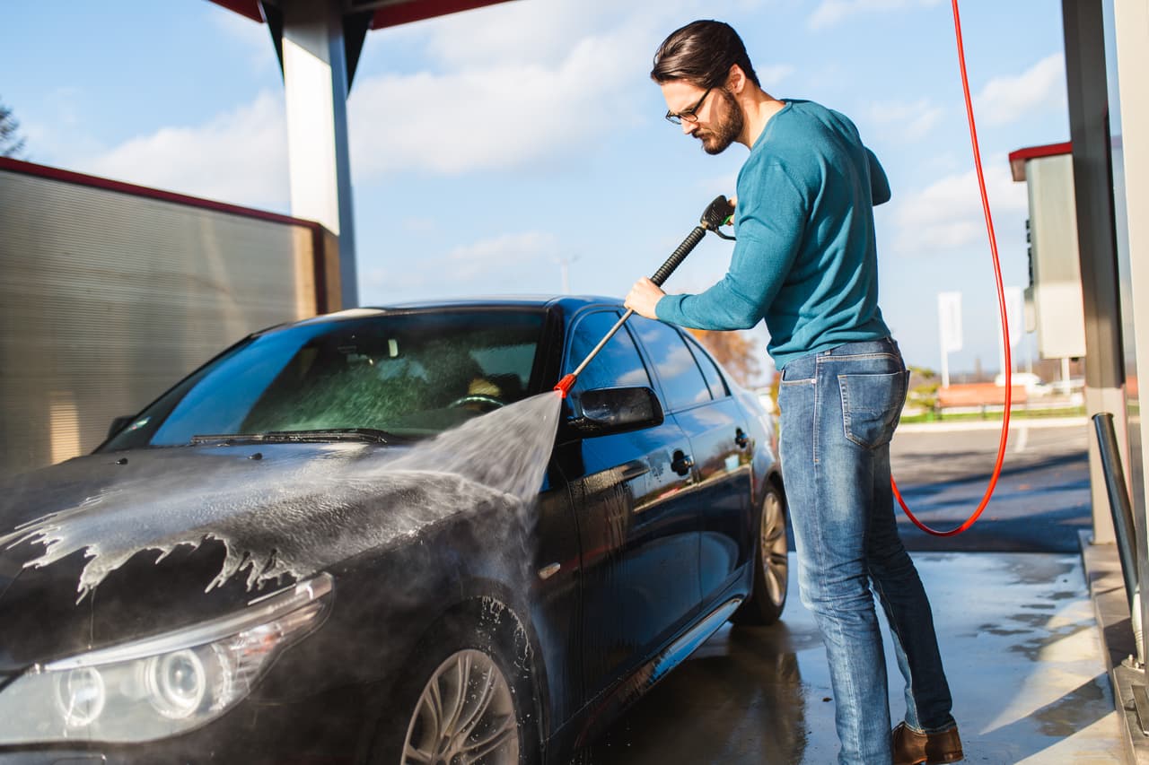 Aplicar 
<b>agua a presión es otra forma </b>de eliminar el excremento de manera fácil.