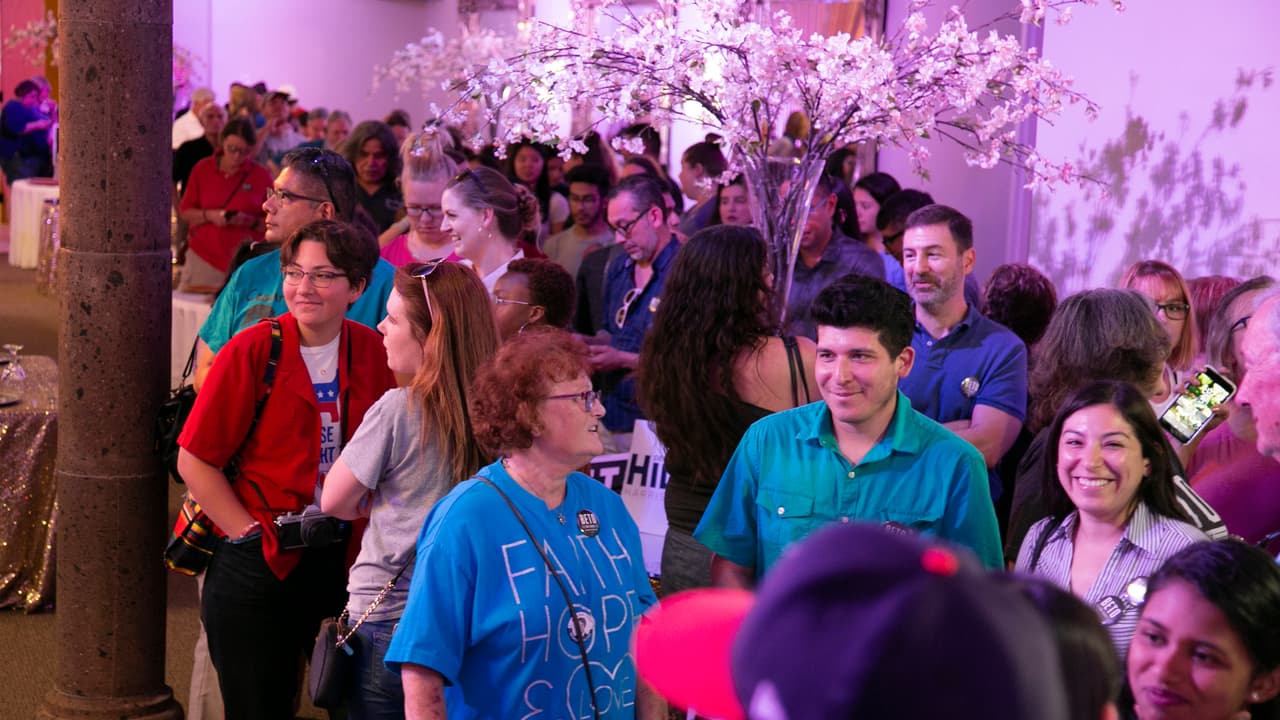En el grupo de los partidarios de O'Rourke que esperan en fila para la opotunidad de una foto es notoria la diversidad de edades, raza y género.