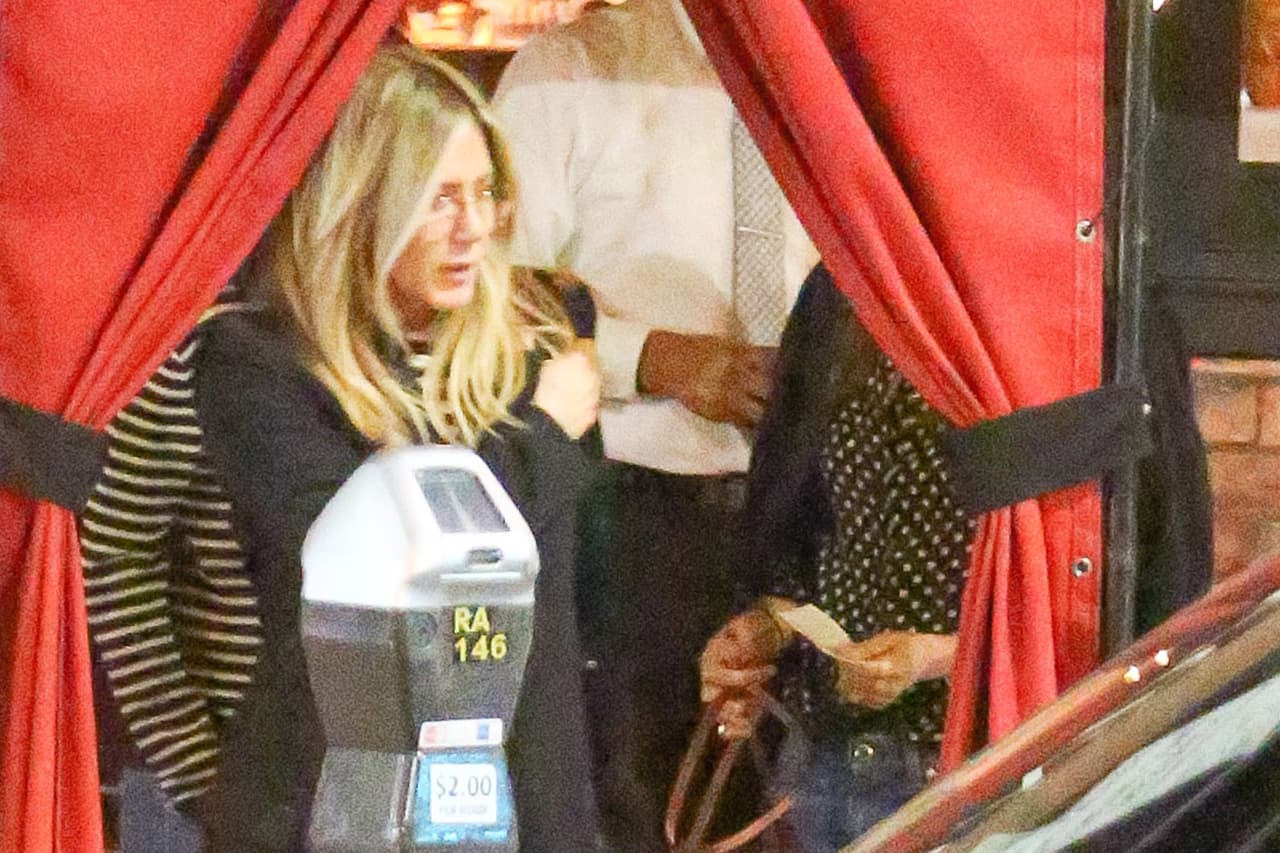 También llevaba sus anteojos.