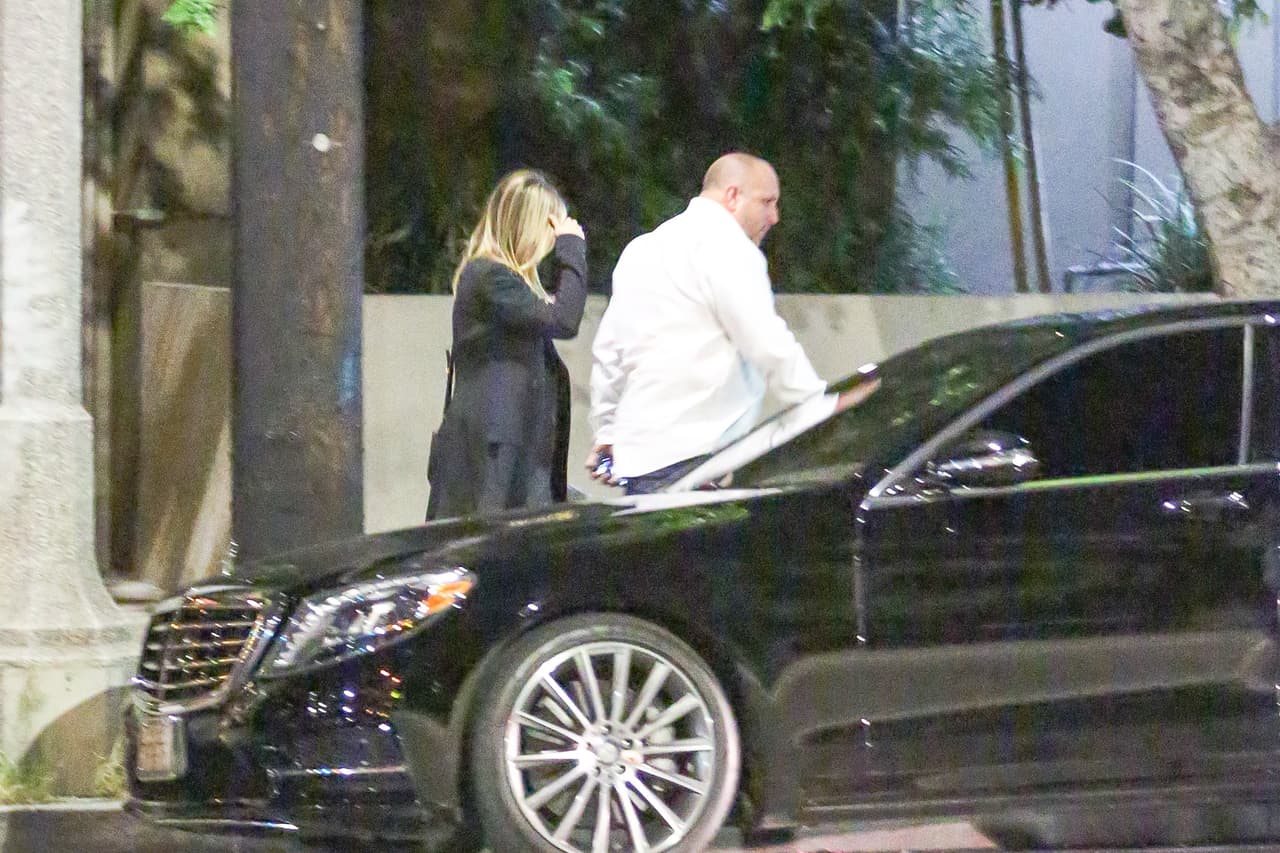 Jen fue escoltada hasta su auto.