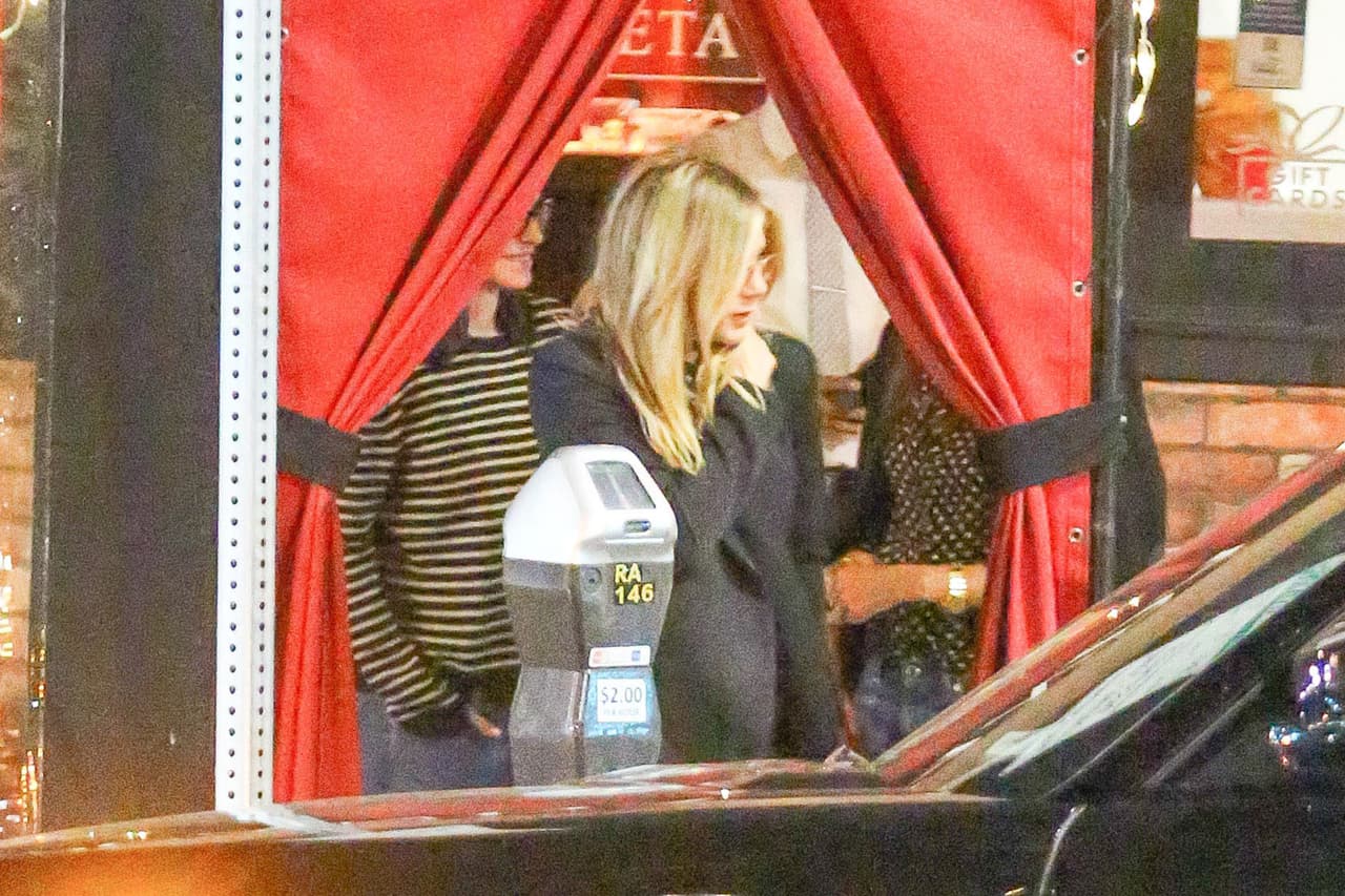 Jen portó un abrigo oscuro.