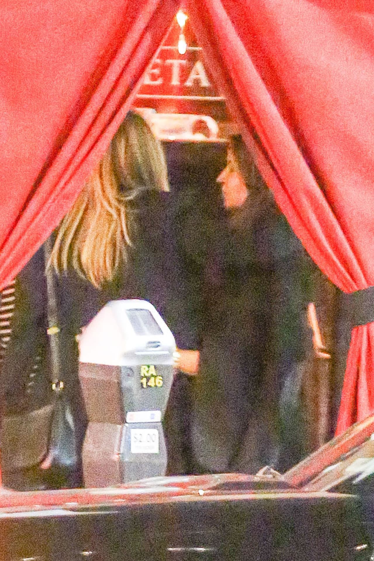 Las dos amigas chismearon durante largo rato.