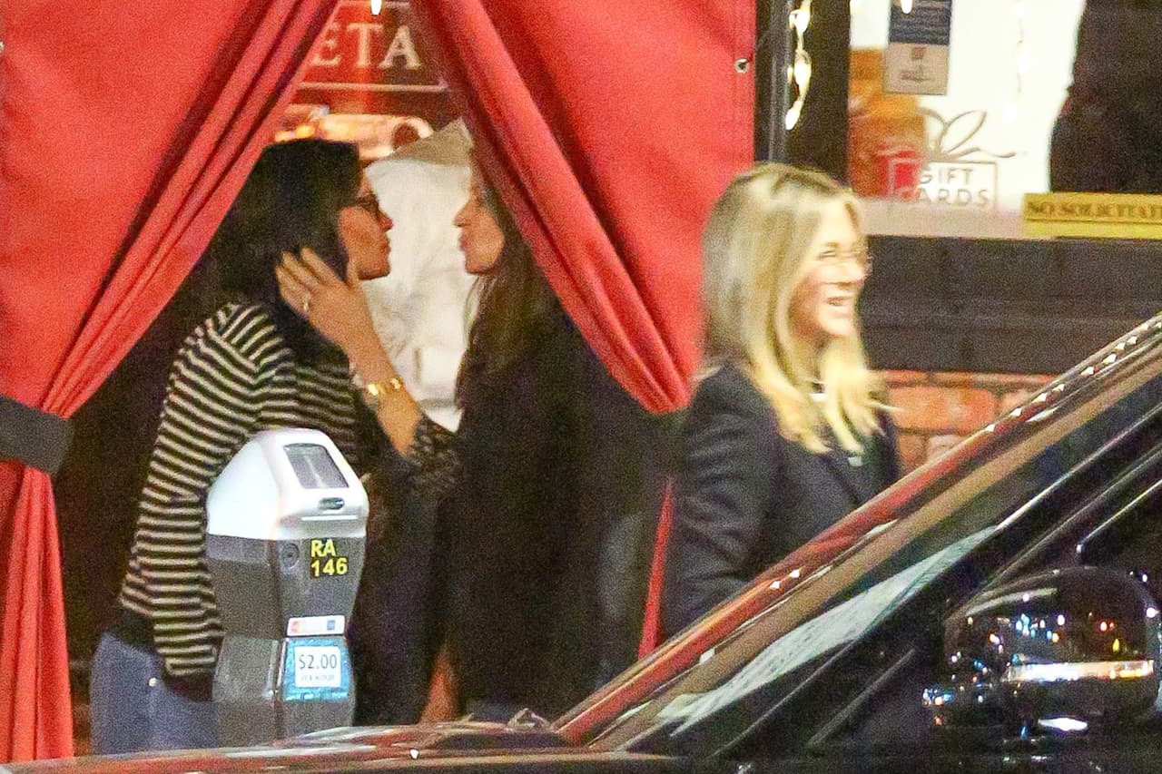 Jen salió antes a pedir su coche.