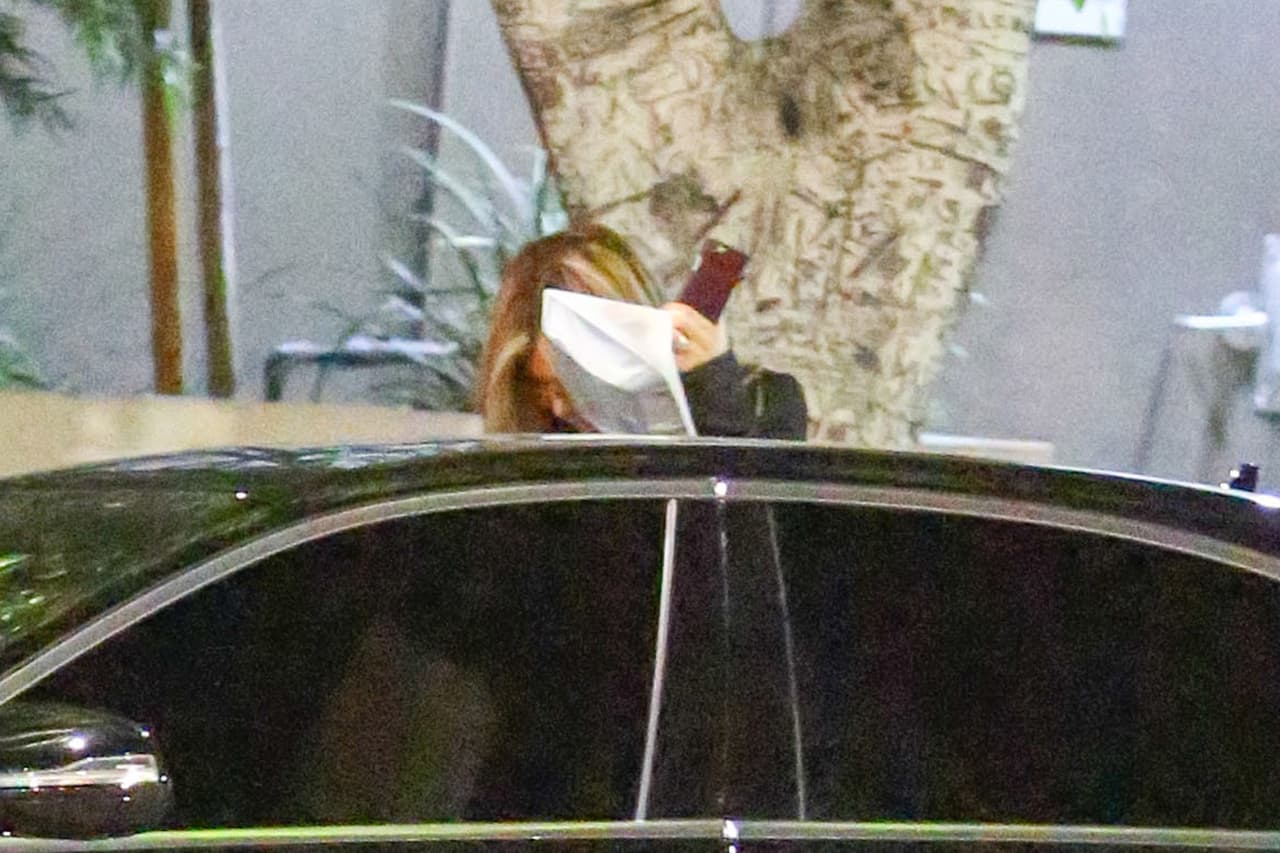 Ahí ya intentó ocultarse del fotógrafo.