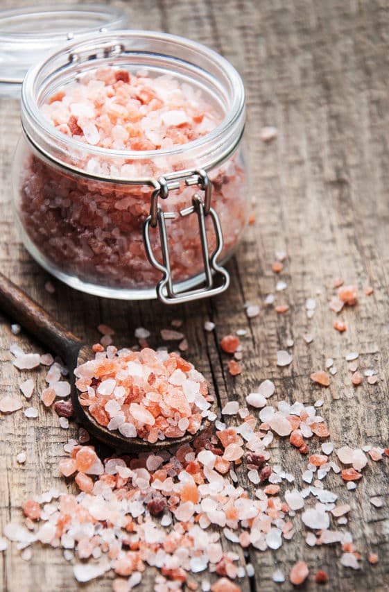 Mezcla un puñadito de sal del Himalaya con una cucharada de aceite de oliva o de aguacate. Aplica en la zona que deseas exfoliar, con círculos suaves. Lava muy bien y luego aplica un poco de aceite esencial manzanilla para tonificar.