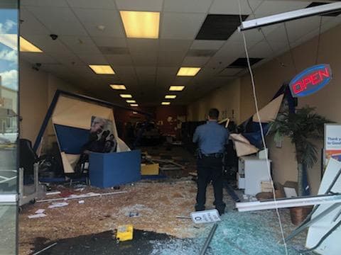 El automóvil ingresó al local, destrozó la entrada de cristal y aluminio y atravesó por completo la tienda.