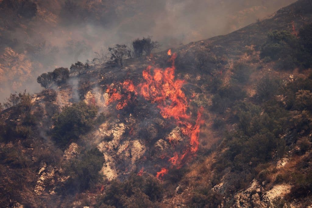 En el incendio Agua, 275 bomberos de al menos 7 condados, reforzaron la acción este miércoles.