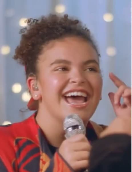 "En ocasiones, 
<b>la gente suele ser muy cruel. Me han hecho críticas muy duras,</b> 
<b>pero mi mamá me ha enseñado a hacer poco caso a los malos comentarios</b>. Si es algo que me construye, lo tomo, y si no, lo desecho y no me clavo en eso", externó la hija menor de la cantante.