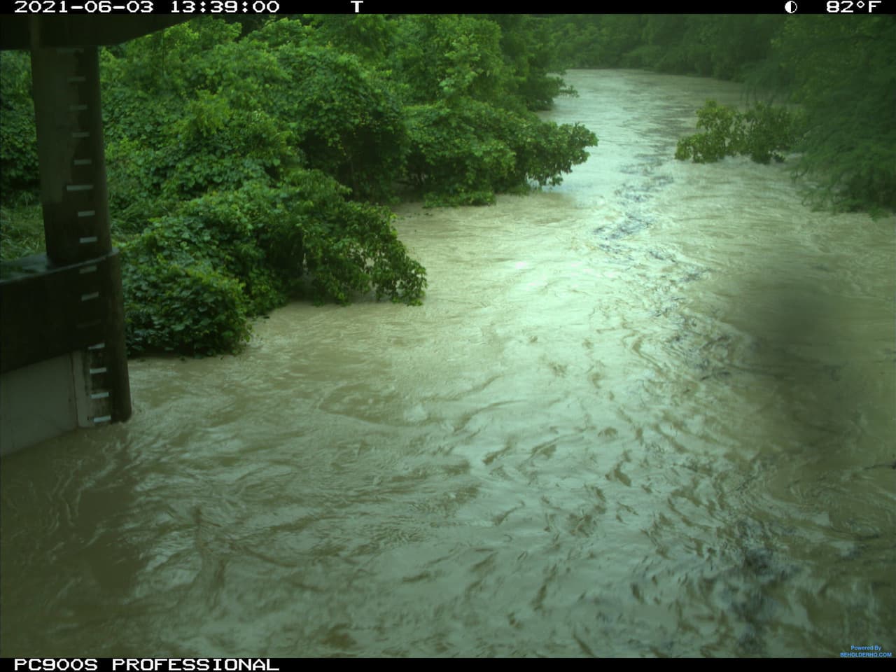 Bluff Springs Rd at Onion Creek 
<br>
<br>“Nunca conduzca alrededor de las barreras que bloquean una carretera inundada. Es posible que la carretera se haya derrumbado bajo esa agua. Unas meras 6 pulgadas de agua de una inundación en rápido movimiento pueden derribar a un adulto”, dice la entidad.