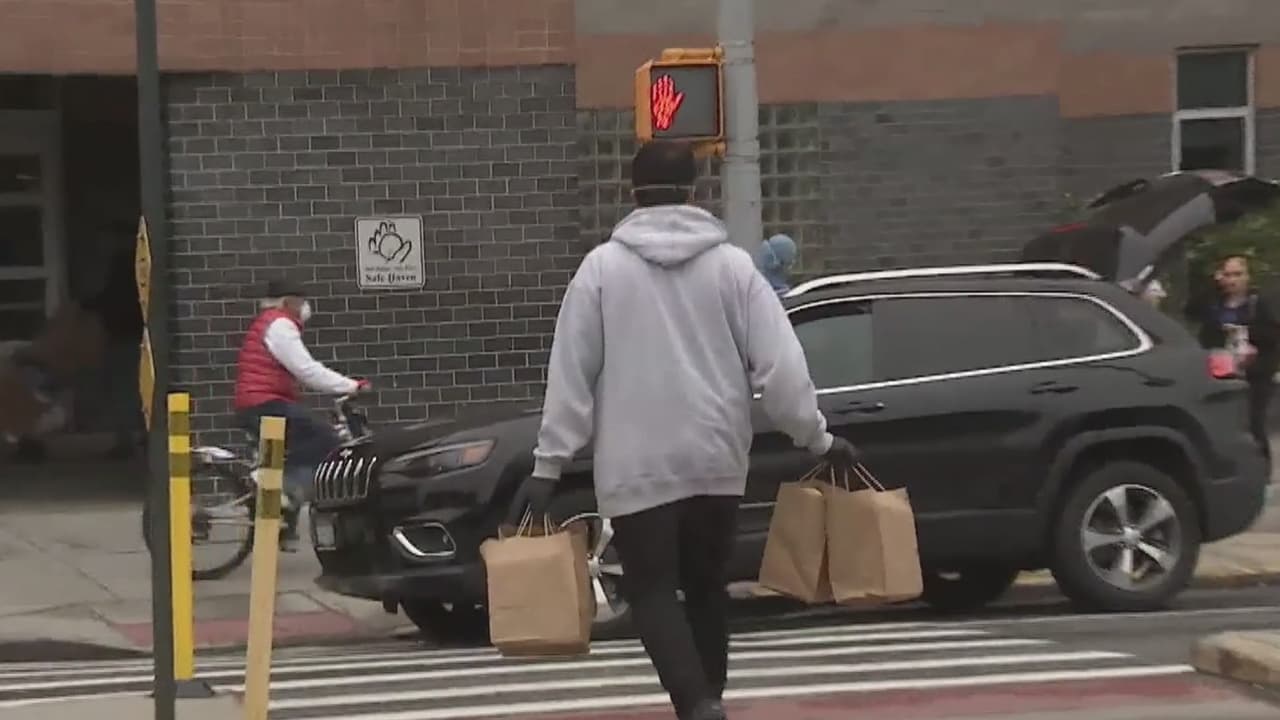 Buenos samaritanos entregan almuerzos al personal médico de hospitales en Queens en plena crisis de coronavirus