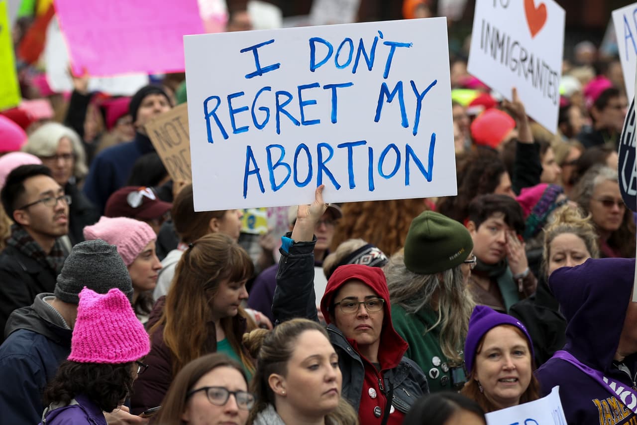 Decenas de miles de mujeres marcharon en Washington DC un día después de la toma de posesión para proteger los derechos reproductivos, incluyendo el aborto.