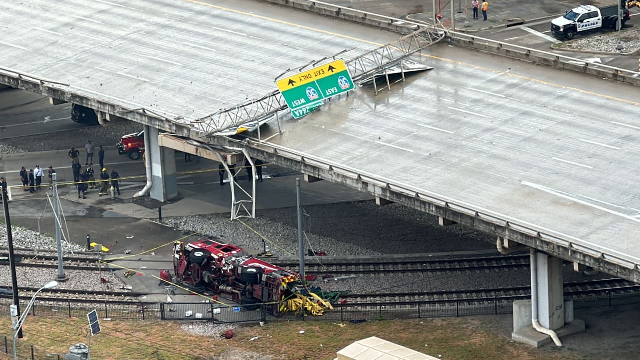 Desde lo alto, se puede observar el camión de bomberos y los daños ocasionados por el accidente.