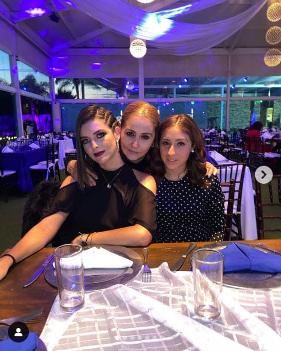 "Gracias por tanto, por la unión familiar que tenemos y el cariño que desbordamos, sigamos trabajando de la mano para salir adelante (dentro de lo que se pueda). Lo importante es la fuerza que nos seguirá dando esta unión. ¡Los adoro con todo mi ser!", escribió junto a esta foto con Bertha y Ana Lucía Ocaña, hermana y madre de Octavio Ocaña, respectivamente. 
<br>