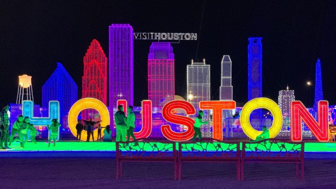 La exhibición de temporada navideña, 
<a href="https://www.univision.com/local/houston-kxln/deslumbrate-con-el-festival-de-luces-navidenas-mas-grande-en-su-tipo-en-los-estados-unidos-video"><b>Magical Winter Lights</b></a>, en la ciudad de La Marque está funcionando del 15 de noviembre hasta el 5 de enero. Dale un vistazo a estas fotos para que te hagas una idea de lo que puedes ver en el recorrido. El costo que pagas por el boleto es de los más bajos en comparación con atracciones similares. 
<a href="https://www.univision.com/local/houston-kxln/estos-son-algunos-alumbrados-pistas-de-patinaje-en-hielo-y-otras-atracciones-navidenas-en-houston"><b>Mira un comparativo de parques aquí.</b></a>