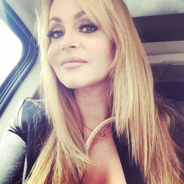 Actualmente se encuentra alejada de los foros de televisión, pero no de la actuación.