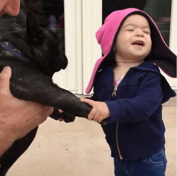 Practicando sus mejores pasos con un nuevo amigo.