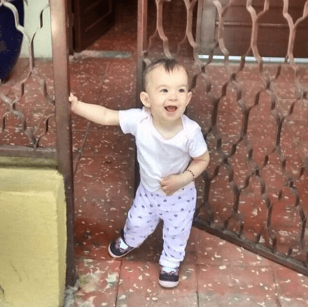 ¿Quién toca peta?, Michelle checando si es el cartero.