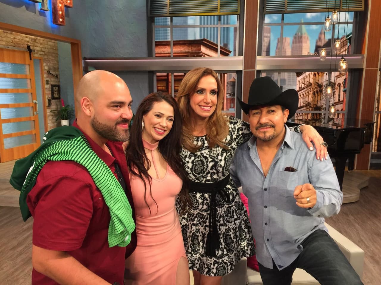 Entrevista al lado de 
<a href="https://www.facebook.com/LiliEstefan/">Lili Estefan.</a>
