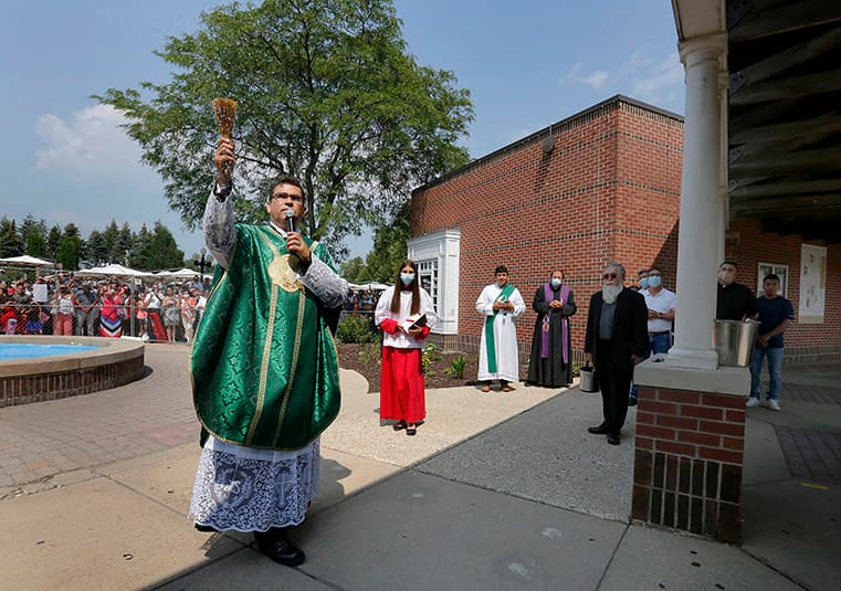 “Esta es la próxima entrega de nuestro plan maestro, que es nuestra esperanza de hacer realmente el santuario más grande y más hermoso de lo que tenemos porque ha adquirido prominencia, no solo el 12 de diciembre [el día de la fiesta de Nuestra Señora de Guadalupe] pero todo el año”, dijo el padre Esequiel Sánchez, rector del Santuario de Nuestra Señora de Guadalupe en Des Plaines.