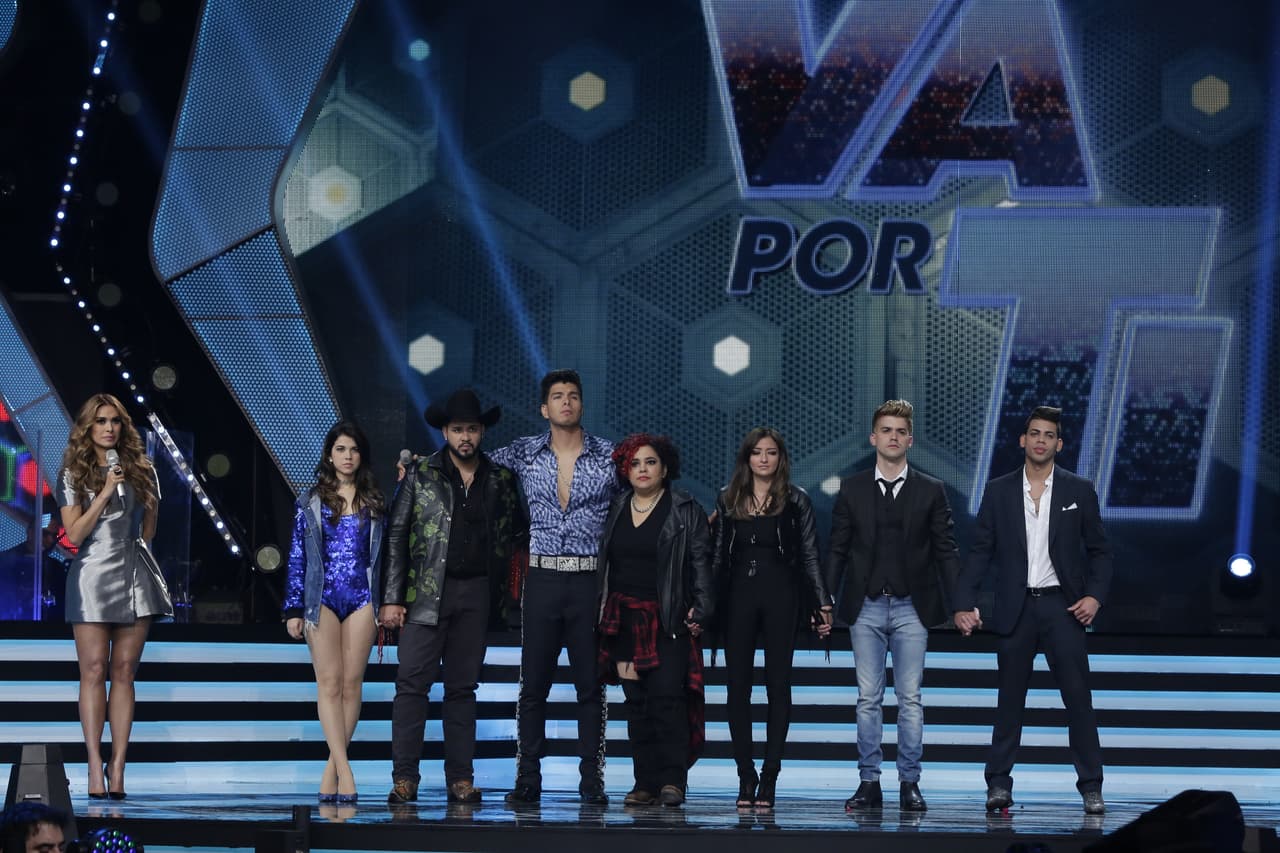 Los siete eliminados de la noche subieron al escenario y los jueces determinaron que elegirían a dos participantes para continuar.
