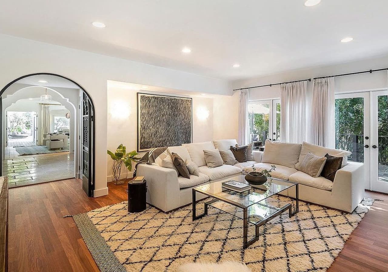 El blanco predomina al interior de la residencia que combina pisos rústicos de madera y piedra.