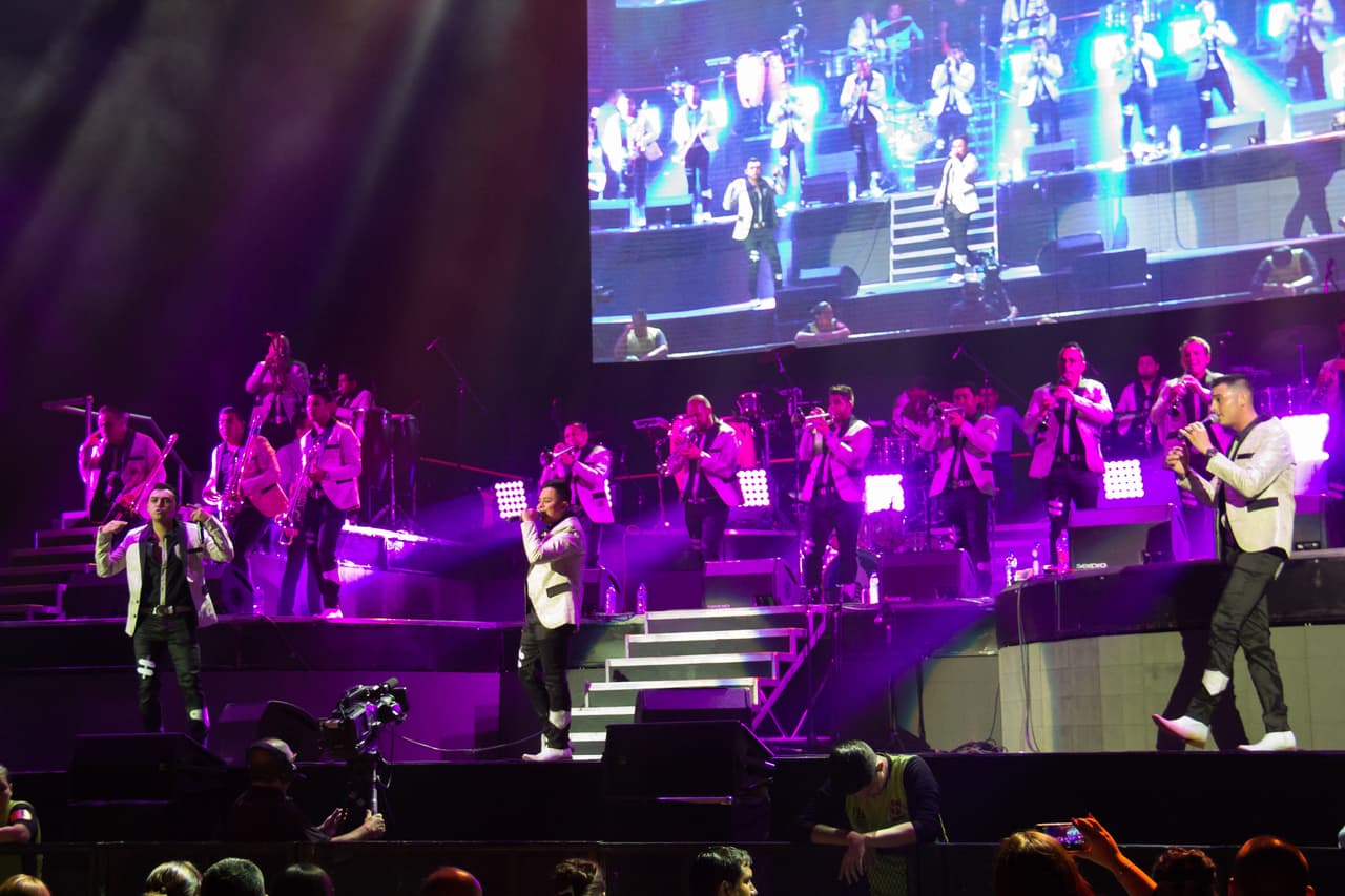 El turno llegó para la Banda Tierra Sagrada, obviamente los músicos sinaloenses pusieron a bailar a la concurrencia con canciones como: 'La buena y la mala', 'Soy un desmadre', 'El shot' y su más reciente éxito, 'A mi modo'.