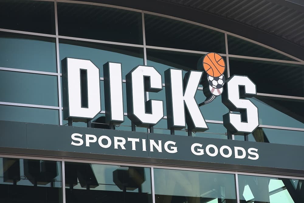 DICK'S, uno de los principales vendedores de armas, dejará de ofrecer fusiles de asalto por la masacre de Parkland