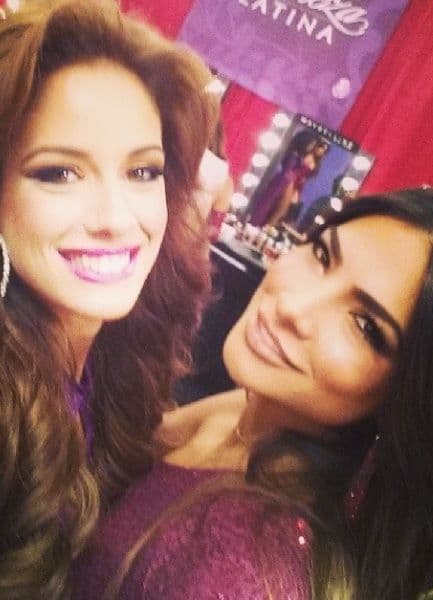 Alejandra Espinoza, festejando con Aleyda Ortiz su coronación.