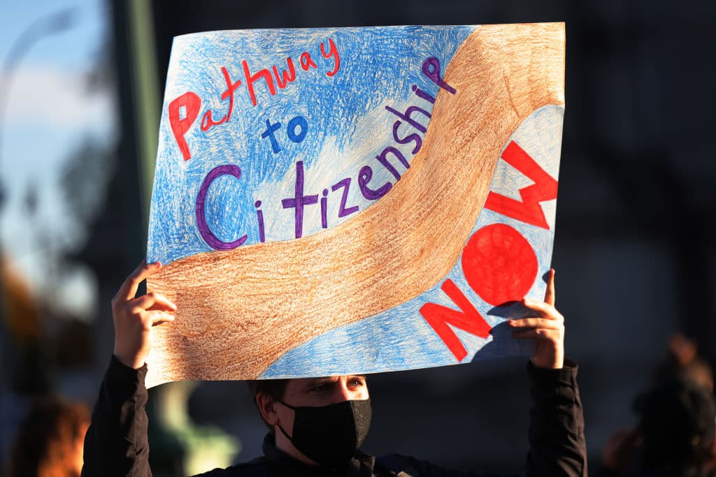 Residencia temporal y permisos de viaje: las medidas migratorias aprobadas dentro del plan social de Biden en la Cámara Baja