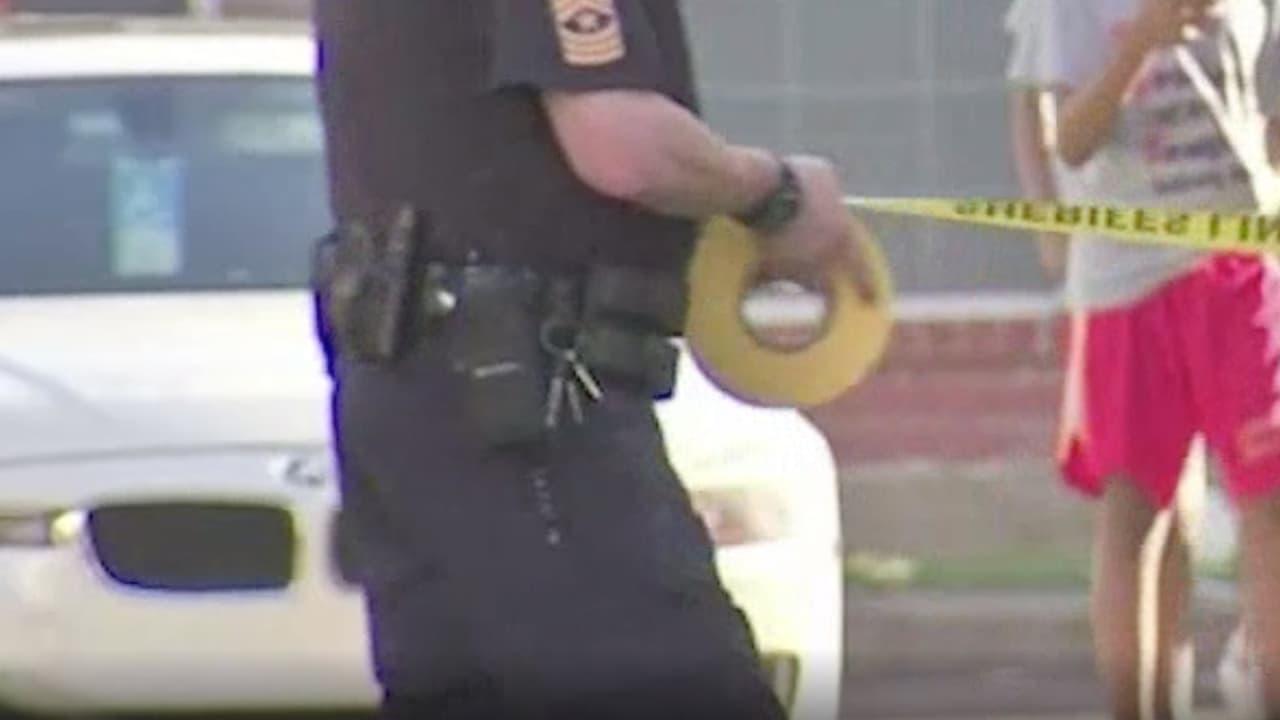 “Están muy delgados, una de las primeras cosas que les pregunté es si tenían hambre y me dijeron que sí, y que querían donas”, indicó el sargento Dennis Wolfford.