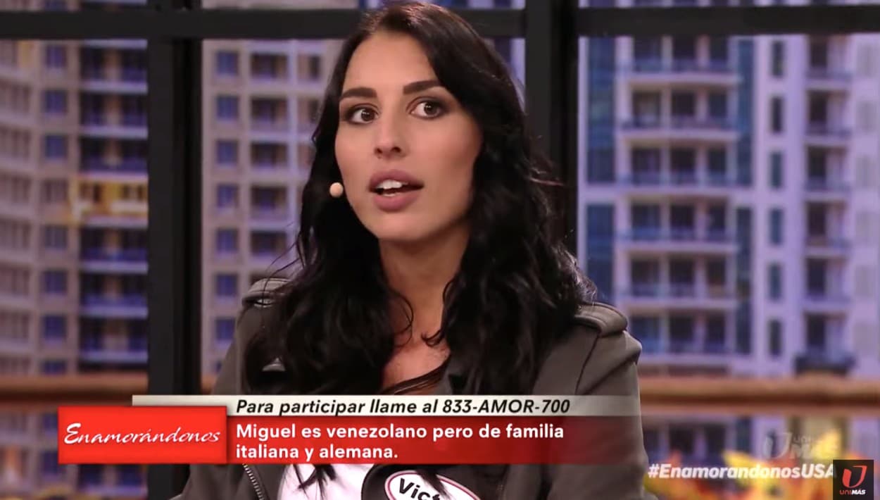 Cuando Rafael Araneda presentó a Miguel Ángel en el show, le comentó a Victoria lo siguiente: "Voy a repetir lo que han dicho todas las mujeres de la producción de este programa: '
<b><a href="https://www.univision.com/shows/enamorandonos/rafa-le-pidio-a-miguel-que-explicara-cual-es-la-mirada-penetrante-el-la-aplico-con-victoria-y-le-funciono-video">Si Victoria no se enamora de él, está loca</a></b>'".