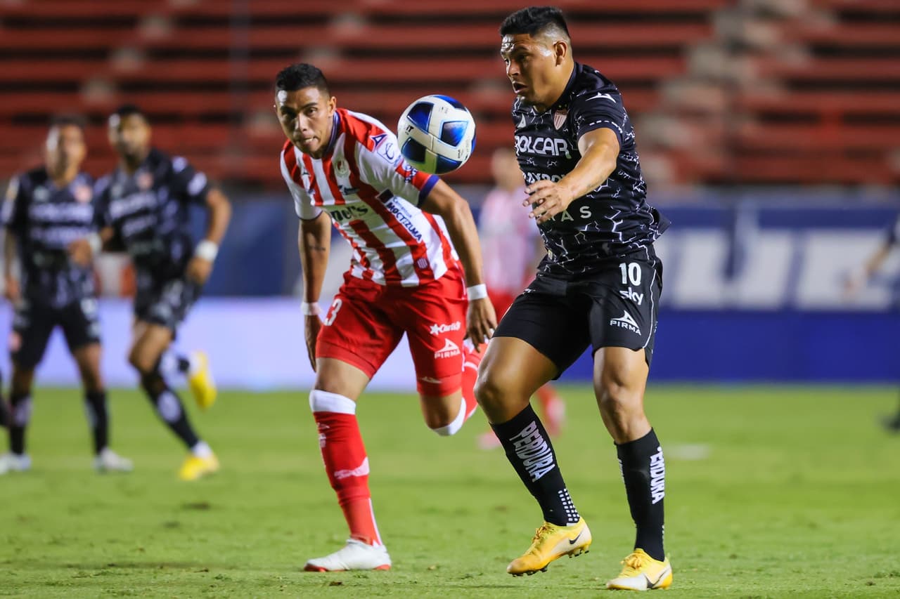 Unai Bilbao y Alex Zendejas logran batir la portería de Marcelo Barovero y le dan la victoria 0-2 a Necaxa.