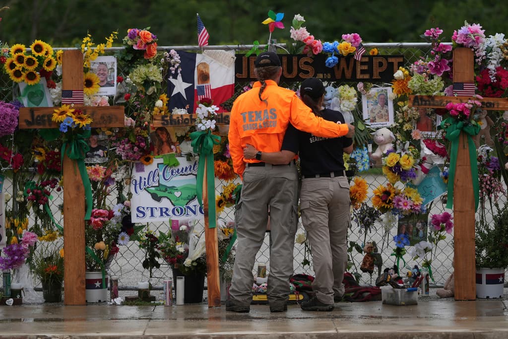 También miembros de 
<b><a href="https://www.univision.com/local/san-antonio-kwex/por-primera-vez-suspenden-la-busqueda-de-mas-de-170-desaparecidos-en-el-centro-de-texas" target="_blank">equipos de búsqueda y rescate</a></b> pasaron por la obra en memoria de las víctimas, antes de verse obligados a desalojar la zona.