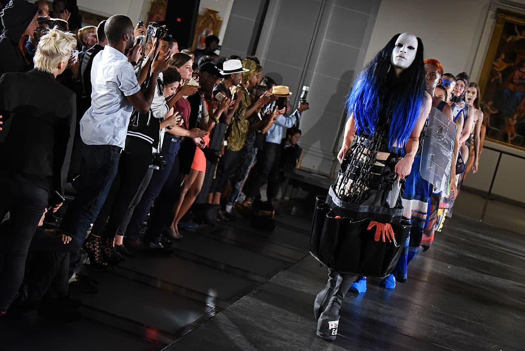 De cara al desfile del Orgullo Gay en Nueva York, uno de los eventos en saludo es el Rainbow Fashion Week. Esta semana de la moda que se efectúa en distintas localidades de Nueva York incluye pasarelas, paneles y fiestas que celebran la intersección de la moda con la comunidad queer. Para detalles de los eventos que inician este viernes y taquillas, entra aquí.