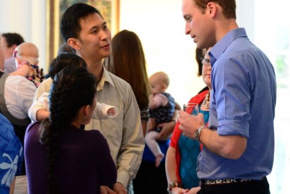 El príncipe William platicó con otros padres en Wellington.