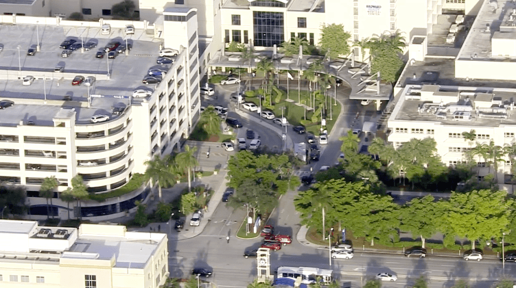 Un hombre armado se atrinchera en un hospital de Broward