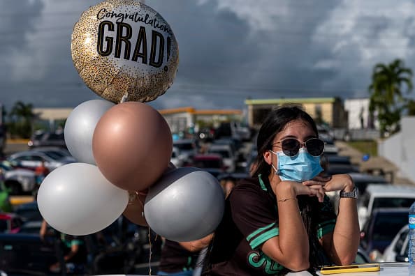 Los estudiantes no quisieron que el
<a href="https://www.univision.com/temas/coronavirus">coronavirus</a> les hiciera perder su fiesta.