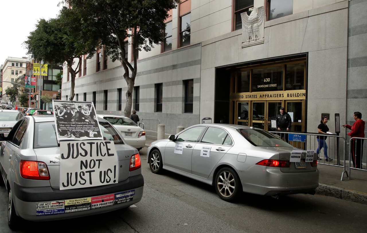 La protesta en automóviles en San Francisco. A pesar de las presiones de los activistas en medio de la crisis las deportaciones han continuado. En Guatemala los inmigrantes repatriados permanecen en cuarentena en el aeropuerto principal del país y
<a href="https://www.univision.com/noticias/inmigracion/grupos-de-ddhh-insisten-en-liberar-a-inmigrantes-indocumentados-y-protegerlos-del-covid-19">las autoridades locales afirmaron que 75% han dado positivo al covid-19</a>.