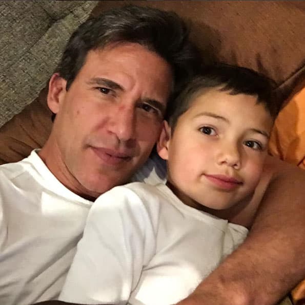 ¿Será que seguirá los pasos de su padre en los espectáculos?