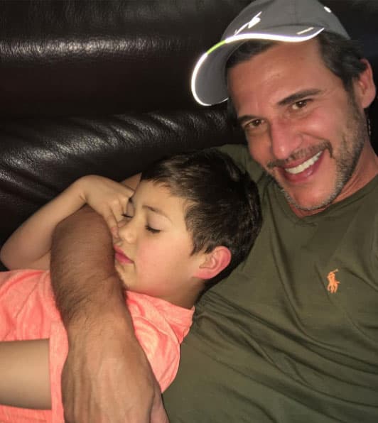 Jorge es muy cariñoso con el más pequeño.