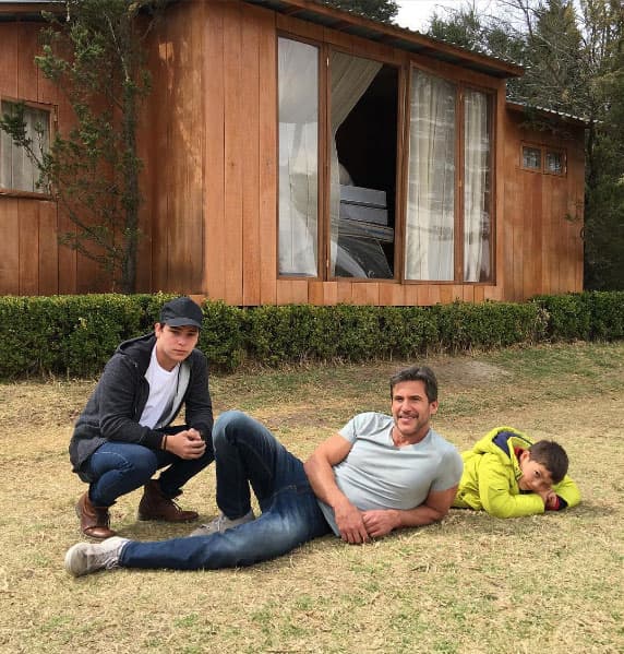 Cuando puede los lleva a las locaciones de "Un camino hacia el destino".