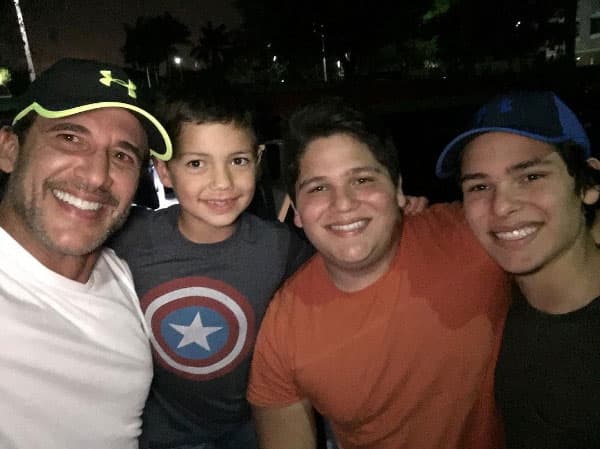 ¡Son tres varones! Diego, Jorge y Luis.